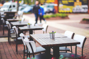 city-restaurant-lunch-outside